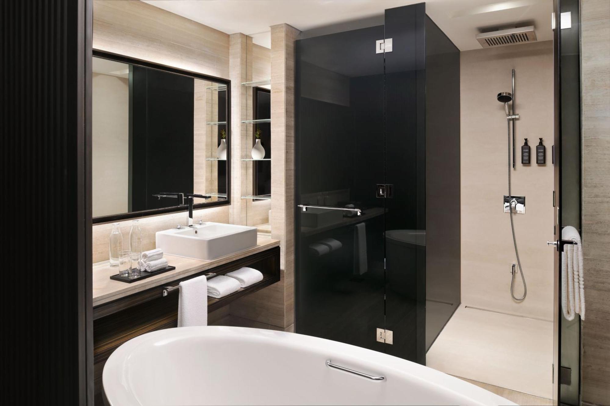 Sheraton Grand Hotel, Hotel